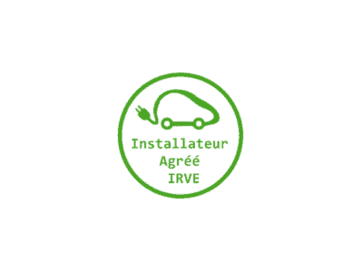 Logo circulaire vert avec un contour de voiture électrique et une prise. En dessous de la voiture, le texte français indique Installateur Agréé IRVE sur fond blanc, représentant une entreprise électricité Paris 17 spécialisée dans la mobilité électrique.