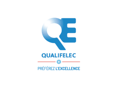 Logo Qualifelec avec les lettres bleues stylisées Q et E fusionnées. En dessous, le texte indique QUALIFELEC et PRÉFÉREZ L'EXCELLENCE avec une icône d'éclair - idéal pour une entreprise électricité Paris 17 - entre des lignes rouges.
